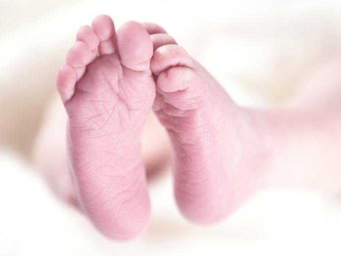 A virgin mother who abandoned her newborn child due to defamation is in police custody | बदनामीपोटी नवजात मूल टाकून देणारी कुमारीमाता पोलिसांच्या ताब्यात A virgin mother who abandoned her newborn child due to defamation is in police custody | बदनामीपोटी नवजात मूल टाकून देणारी कुमारीमाता पोलिसांच्या ताब्यात