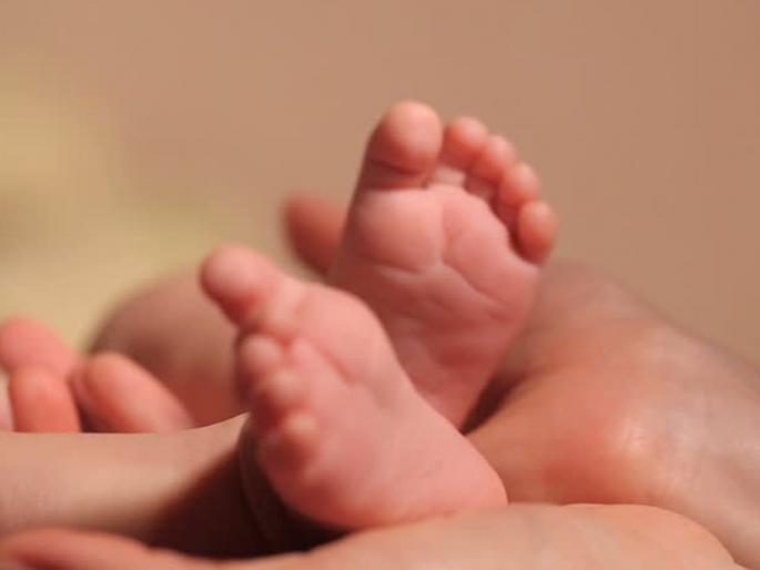 nurse who tapes infant mouth suspended | तान्ह्या बाळाच्या तोंडाला चिकटपट्टी लावणारी ‘ती’ परिचारिका निलंबित  nurse who tapes infant mouth suspended | तान्ह्या बाळाच्या तोंडाला चिकटपट्टी लावणारी ‘ती’ परिचारिका निलंबित