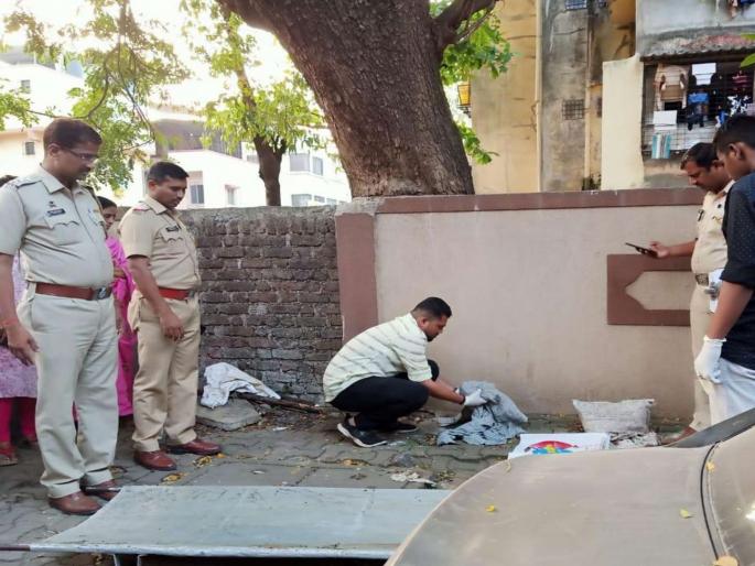 Newborn infants found on the sidewalk | पदपथावर आढळले नवजात अर्भक Newborn infants found on the sidewalk | पदपथावर आढळले नवजात अर्भक