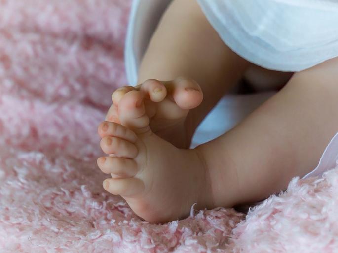 new born baby died after delivery done without ambulance in chikhaldara | ...अन् त्या चिमुकल्यानं डोळे उघडण्यापूर्वीच घेतला अखेरचा श्वास new born baby died after delivery done without ambulance in chikhaldara | ...अन् त्या चिमुकल्यानं डोळे उघडण्यापूर्वीच घेतला अखेरचा श्वास