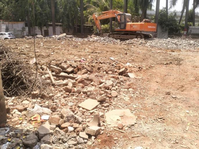 Three buildings of G.P. land for a new building | नव्या इमारतीसाठी जि.प.च्या तीन इमारती जमीन दाेस्त!