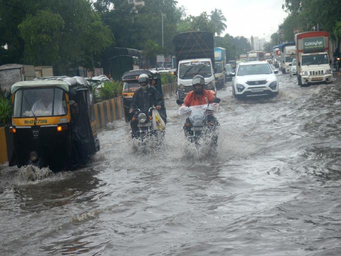 Navi Mumbai was also hit by rain Water spilled everywhere Life disrupted | नवी मुंबईलाही पावसाने झोडपले! ठिकठिकाणी पाणी तुंबले; जनजीवन विस्कळीत Navi Mumbai was also hit by rain Water spilled everywhere Life disrupted | नवी मुंबईलाही पावसाने झोडपले! ठिकठिकाणी पाणी तुंबले; जनजीवन विस्कळीत