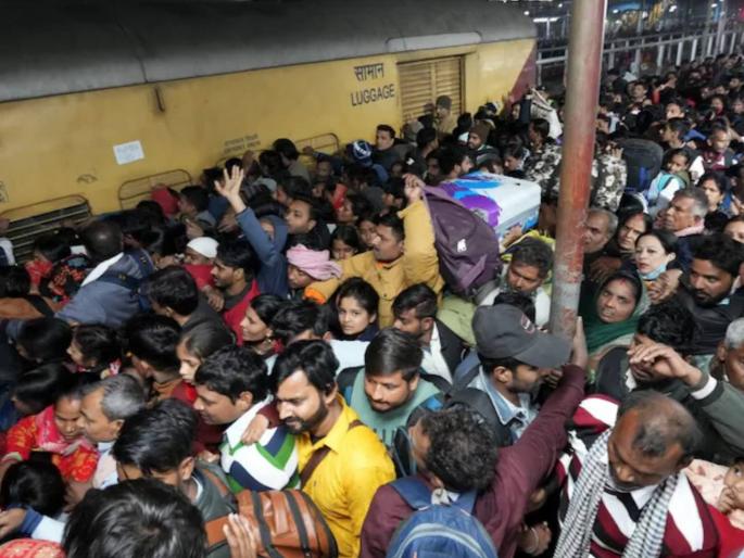 Even after the loss of lives, the crowd did not move away, the authorities were unable to handle the situation due to the large crowd; the flow of devotees did not stop. | जीव गेले तरीही गर्दी हटेना, जास्त गर्दीमुळे परिस्थिती हाताळणे अधिकाऱ्यांना जमेना; भाविकांचा ओघ थांबता थांबेना Even after the loss of lives, the crowd did not move away, the authorities were unable to handle the situation due to the large crowd; the flow of devotees did not stop. | जीव गेले तरीही गर्दी हटेना, जास्त गर्दीमुळे परिस्थिती हाताळणे अधिकाऱ्यांना जमेना; भाविकांचा ओघ थांबता थांबेना
