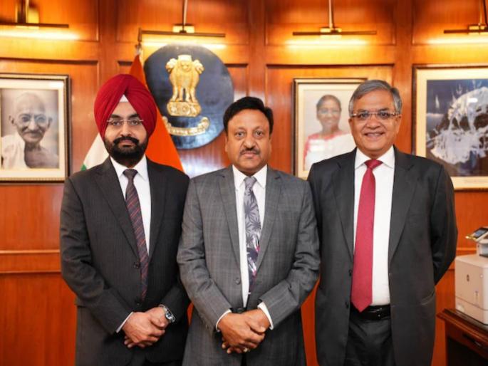 new election commissioner is a history expert assumed office discussed the lok sabha election 2024 | नवे निवडणूक आयुक्त आहेत इतिहास तज्ज्ञ; पदभार स्वीकारला, निवडणुकीवर केली चर्चा new election commissioner is a history expert assumed office discussed the lok sabha election 2024 | नवे निवडणूक आयुक्त आहेत इतिहास तज्ज्ञ; पदभार स्वीकारला, निवडणुकीवर केली चर्चा