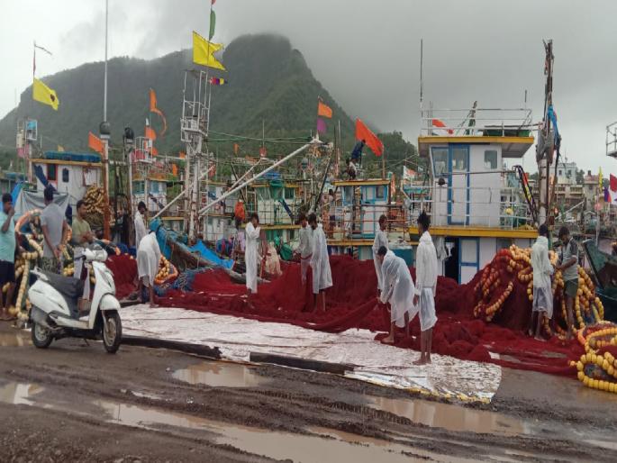 Andhra's stitching on Maharashtra's fishing nets | महाराष्ट्राच्या मच्छीमार जाळीला आंध्राची शिलाई Andhra's stitching on Maharashtra's fishing nets | महाराष्ट्राच्या मच्छीमार जाळीला आंध्राची शिलाई