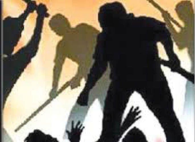 Home attacks, vandalism in Nagpur | नागपुरात घरावर हल्ले, तोडफोड Home attacks, vandalism in Nagpur | नागपुरात घरावर हल्ले, तोडफोड