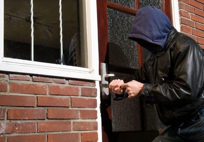 2.30 lakh burglary in Raghujinagar, Nagpur | नागपुरातील रघुजीनगरात २.३० लाखाची घरफोडी