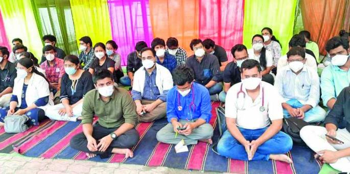 The resident doctor insisted on moving Corona's patient elsewhere | कोरोनाचे रुग्ण इतरत्र हलविण्यावर निवासी डॉक्टर ठाम The resident doctor insisted on moving Corona's patient elsewhere | कोरोनाचे रुग्ण इतरत्र हलविण्यावर निवासी डॉक्टर ठाम