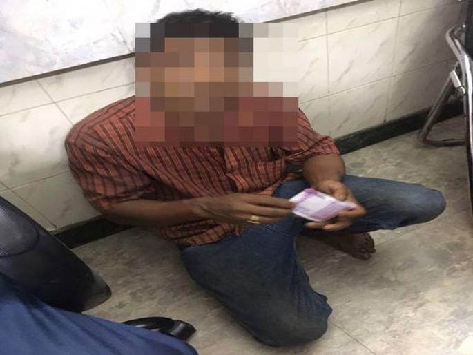 In the APMC, retail merchandise arrested with fake notes | एपीएमसीमध्ये बनावट नोटांसह किरकोळ व्यापाऱ्यास अटक In the APMC, retail merchandise arrested with fake notes | एपीएमसीमध्ये बनावट नोटांसह किरकोळ व्यापाऱ्यास अटक