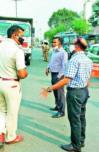 Municipal Commissioner Radhakrishnan b. On the streets | मनपा आयुक्त राधाकृष्णन बी.  रस्त्यावर, नागरिकांची घेतली झडती  Municipal Commissioner Radhakrishnan b. On the streets | मनपा आयुक्त राधाकृष्णन बी.  रस्त्यावर, नागरिकांची घेतली झडती