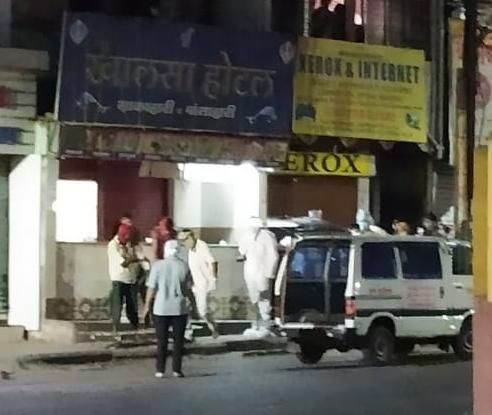 A decomposed body was found in a hotel in Nagpur | नागपुरात हॉटेलमध्ये कुजलेला मृतदेह आढळला A decomposed body was found in a hotel in Nagpur | नागपुरात हॉटेलमध्ये कुजलेला मृतदेह आढळला