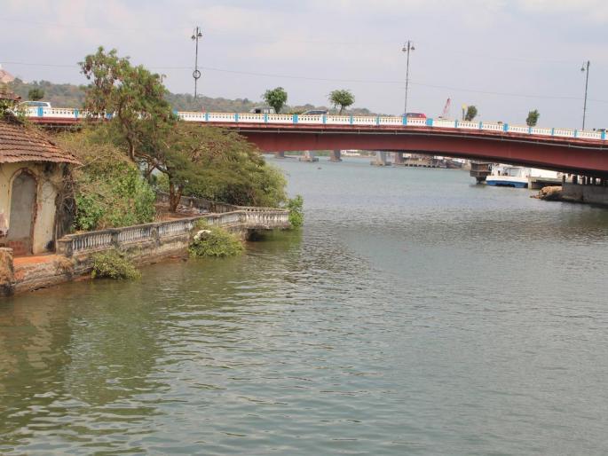 young woman who was trying to commit suicide was saved by the youth in goa | आत्महत्या करण्याचा प्रयत्न करणाऱ्या युवतीला तरुणांनी वाचवले young woman who was trying to commit suicide was saved by the youth in goa | आत्महत्या करण्याचा प्रयत्न करणाऱ्या युवतीला तरुणांनी वाचवले