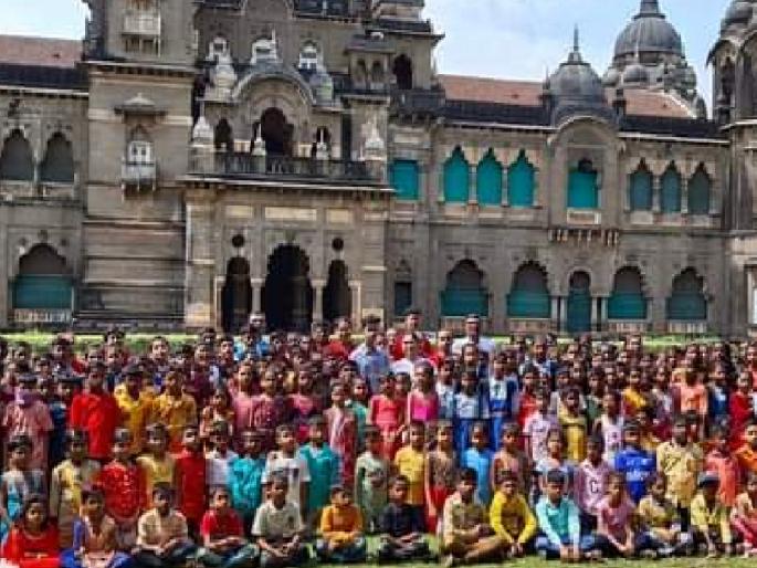 Two hundred students from the castle see New Palace for the first time | वाड्यावस्त्यामधील दोनशे विद्यार्थ्यांनी प्रथमच पाहिला 'न्यू पॅलेस' Two hundred students from the castle see New Palace for the first time | वाड्यावस्त्यामधील दोनशे विद्यार्थ्यांनी प्रथमच पाहिला 'न्यू पॅलेस'