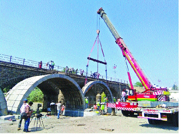 For the first time, the presence of bridge engineers in Lithi Arch method in Asia: the creation of a steelless bridge in Koregaon; Starting the construction work on the Tiganga river | आशिया खंडात प्रथमच लिथली आर्च पद्धतीने पूल अभियंत्यांची उपस्थिती : कोरेगावात स्टील विरहित पुलाची निर्मिती; तीळगंगा नदीवर उभारणीचे काम सुरू For the first time, the presence of bridge engineers in Lithi Arch method in Asia: the creation of a steelless bridge in Koregaon; Starting the construction work on the Tiganga river | आशिया खंडात प्रथमच लिथली आर्च पद्धतीने पूल अभियंत्यांची उपस्थिती : कोरेगावात स्टील विरहित पुलाची निर्मिती; तीळगंगा नदीवर उभारणीचे काम सुरू