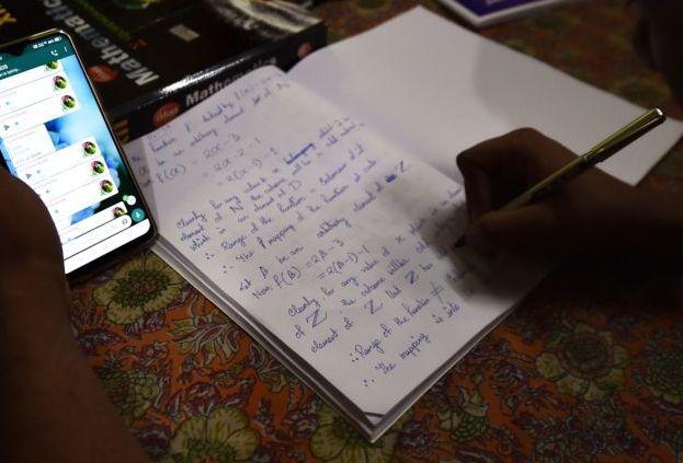 Make smart phones available to poor students | गरीब विद्यार्थ्यांना स्मार्ट फोन उपलब्ध करा