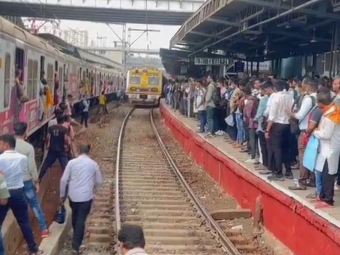 Due to a technical failure at Borivali station all Slow suburban trains are running late by 15 to 20 minutes | Mumbai Local: मुंबईकरांची आठवड्याची सुरुवात लेटमार्कने! पश्चिम रेल्वे विस्कळीत, बोरीवलीत तांत्रिक बिघाड Due to a technical failure at Borivali station all Slow suburban trains are running late by 15 to 20 minutes | Mumbai Local: मुंबईकरांची आठवड्याची सुरुवात लेटमार्कने! पश्चिम रेल्वे विस्कळीत, बोरीवलीत तांत्रिक बिघाड