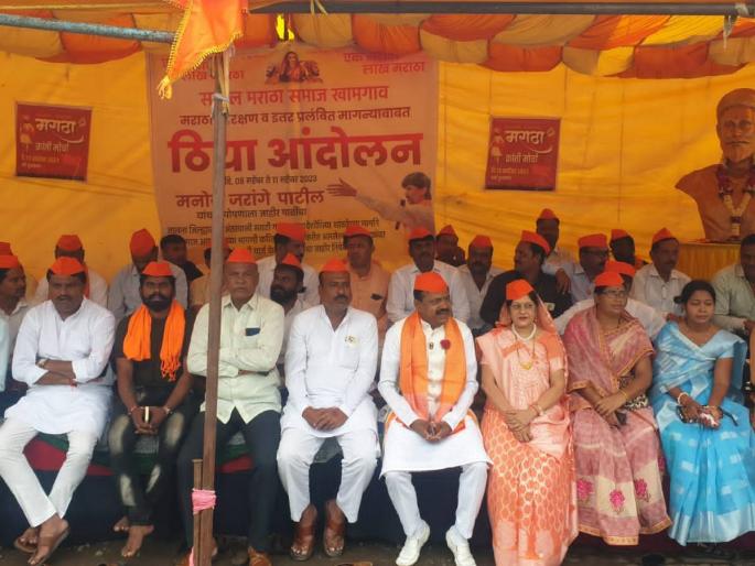 Growing support for the movement of the entire Maratha community, the second day of the movement in Khamgaon | सकल मराठा समाजाच्या आंदोलनाला वाढता पाठिंबा, खामगावात ठिय्या आंदोलनाचा दुसरा दिवस Growing support for the movement of the entire Maratha community, the second day of the movement in Khamgaon | सकल मराठा समाजाच्या आंदोलनाला वाढता पाठिंबा, खामगावात ठिय्या आंदोलनाचा दुसरा दिवस