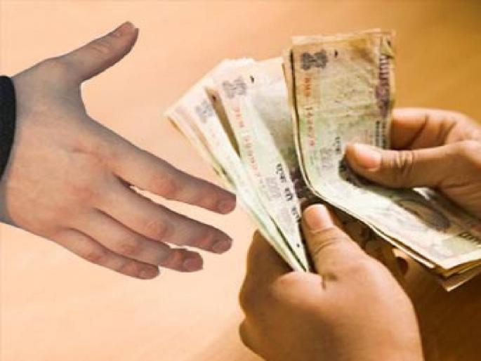 ACB police constable caught red-handed taking bribe of Rs 20,000 from rape survivor | बलात्कार पिडीतेकडून २० हजारांची लाच घेताना एसीबीने पोलीस कॉन्स्टेबलने रंगेहाथ पकडले ACB police constable caught red-handed taking bribe of Rs 20,000 from rape survivor | बलात्कार पिडीतेकडून २० हजारांची लाच घेताना एसीबीने पोलीस कॉन्स्टेबलने रंगेहाथ पकडले