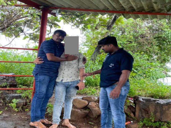 The young man went to commit suicide due to infidelity; Police saved lives by climbing 200 steps | प्रेमभंग झाल्याने आत्महत्या करण्यासाठी गेला तरुण; तब्बल २०० पायऱ्या चढून पोलिसांनी वाचवले प्राण The young man went to commit suicide due to infidelity; Police saved lives by climbing 200 steps | प्रेमभंग झाल्याने आत्महत्या करण्यासाठी गेला तरुण; तब्बल २०० पायऱ्या चढून पोलिसांनी वाचवले प्राण