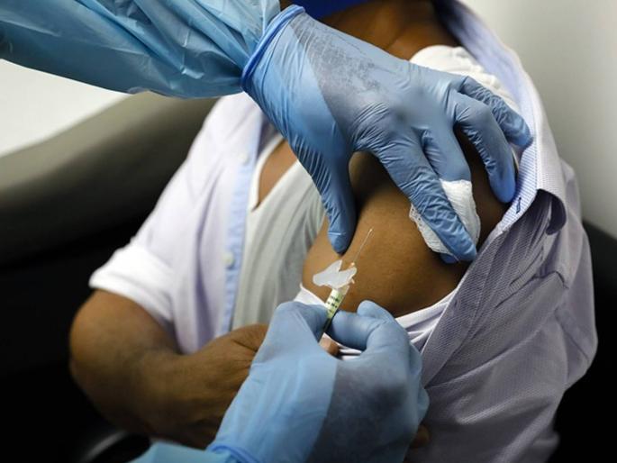 corona vaccine injected by Trinamool Congress MLAs | सगळे नियम धाब्यावर; तृणमूल काँग्रेसच्या आमदारांनी टोचून घेतली कोरोना लस! corona vaccine injected by Trinamool Congress MLAs | सगळे नियम धाब्यावर; तृणमूल काँग्रेसच्या आमदारांनी टोचून घेतली कोरोना लस!