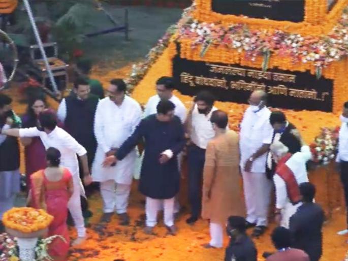 mns chief raj thackeray guide amit thackeray for photo in program | राज यांची समयसूचकता...अमित ठाकरेंना दिग्गजांच्या मांदियाळीतून 'कॉर्नर' दाखवला! mns chief raj thackeray guide amit thackeray for photo in program | राज यांची समयसूचकता...अमित ठाकरेंना दिग्गजांच्या मांदियाळीतून 'कॉर्नर' दाखवला!