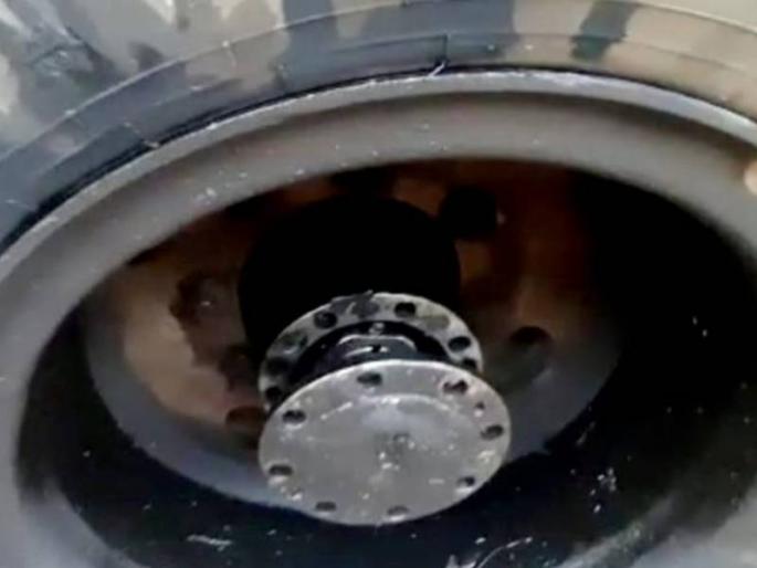 kalyan st Bus wheel nut bolt missing | धक्कादायक! भर रस्त्यात एसटी बसच्या चाकाचे नटबोल्ट गायब, प्रवाशांच्या जिवीताशी खेळ kalyan st Bus wheel nut bolt missing | धक्कादायक! भर रस्त्यात एसटी बसच्या चाकाचे नटबोल्ट गायब, प्रवाशांच्या जिवीताशी खेळ