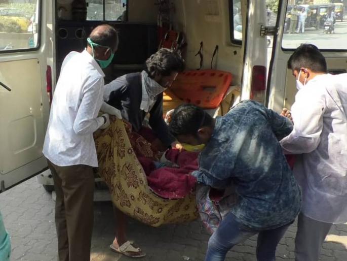 old man death on footpath in Kalyan | फूटपाथवरील गरिबांना पालिका रुग्णालयातही जागा नाही का? मन हेलावून टाकणारी घटना उघड old man death on footpath in Kalyan | फूटपाथवरील गरिबांना पालिका रुग्णालयातही जागा नाही का? मन हेलावून टाकणारी घटना उघड