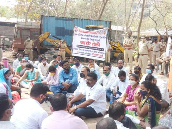 tribal Morcha at the Forest Range Officer Office in Bhiwandi | भिवंडीत आदिवासी घरे तोडण्याची नोटीस बजावणाऱ्या वनपरिक्षेत्र अधिकारी कार्यालयावर आदिवासींचा मोर्चा 