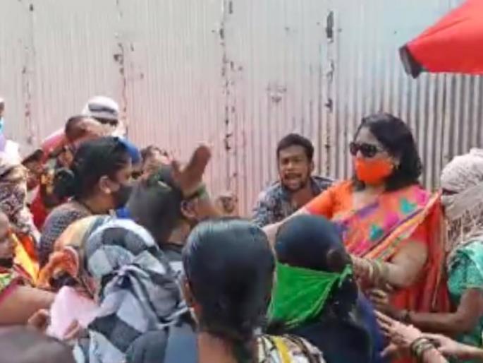 mudra loan fraud case shiv Sena party women beats man | मुद्रा कर्जाचे आमिष दाखवित गंडा, शिवसेनेच्या महिलांनी दिला चोप mudra loan fraud case shiv Sena party women beats man | मुद्रा कर्जाचे आमिष दाखवित गंडा, शिवसेनेच्या महिलांनी दिला चोप