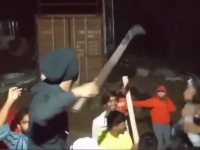 terror of goons in sinhagad road area of Pune Video goes viral on social media | पुण्याच्या सिंहगड रस्ता परिसरात तडीपार गुंडाची हातात कोयता घेऊन दहशत; Video व्हायरल