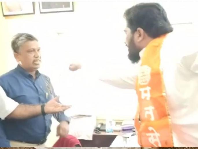 MNS agitation against electricity bill recovery in dhule maharashtra | VIDEO: वीजबिल वसुलीविरोधात मनसेचे फुटाणे मारो आंदोलन, धुळ्यात अभियंत्याला मारले फुटाणे
