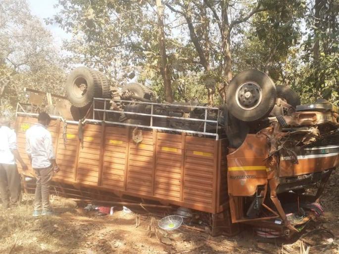 Chandrapur a mini truck carrying a bride overturned killing 4 peoples on the spot | चंद्रपुरात वऱ्हाड घेऊन जाणारा मिनी ट्रक उलटला, ४ वऱ्हाड्यांचा जागीच मृत्यू Chandrapur a mini truck carrying a bride overturned killing 4 peoples on the spot | चंद्रपुरात वऱ्हाड घेऊन जाणारा मिनी ट्रक उलटला, ४ वऱ्हाड्यांचा जागीच मृत्यू