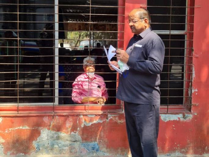 laxman Gaikwad hunger strike in Film City to save the canteen | उपाहारगृह वाचविण्यासाठी साहित्यिक लक्ष्मण गायकवाड यांचे फिल्मसिटीत सत्याग्रह आंदोलन; खासदार गोपाळ शेट्टींची आंदोलनास्थळी भेट laxman Gaikwad hunger strike in Film City to save the canteen | उपाहारगृह वाचविण्यासाठी साहित्यिक लक्ष्मण गायकवाड यांचे फिल्मसिटीत सत्याग्रह आंदोलन; खासदार गोपाळ शेट्टींची आंदोलनास्थळी भेट