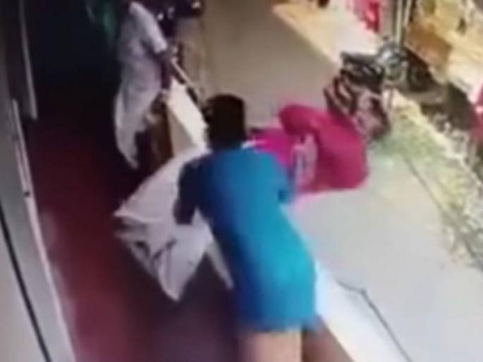 man saves his friend from falling off from building after fainting video goes viral | जिगरबाज दोस्त! मित्राला वाचविण्यासाठी दाखवली जबरदस्त हिंमत, Video पाहून व्हाल हैराण