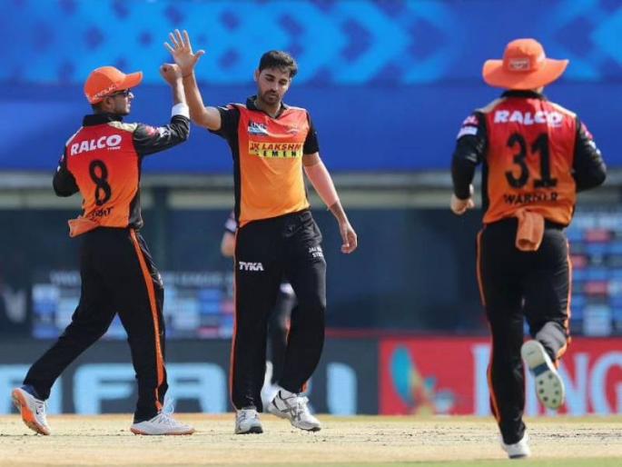 IPL 2021 Bhuvneshwar Kumar gives SRH a massive injury scare | IPL 2021: सनरायझर्स हैदराबादला मोठा धक्का?; भुवनेश्वर तीन षटकं टाकून मैदानाबाहेर गेला तो आलाच नाही!