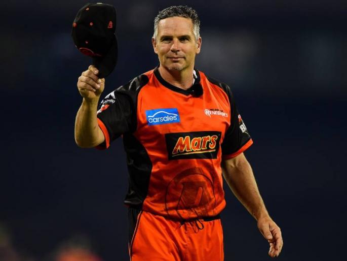 ipl 2021 Cash is king Brad Hodge responds to a Twitter user regarding England and Australian players participation in IPL | IPL 2021: "पैसा बोलता है"; IPLमध्ये इंग्लंड, ऑस्ट्रेलियाच्या खेळाडूंच्या सहभागावर दिग्गज माजी खेळाडूचं विधान