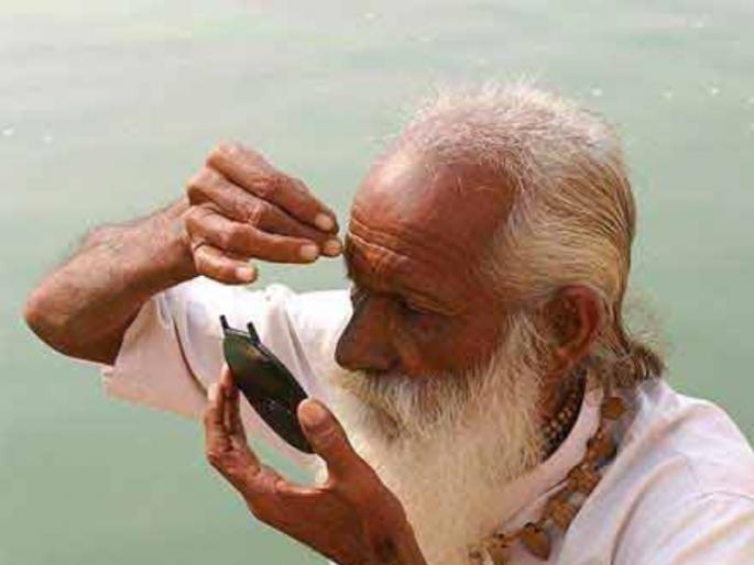 Read about the benefits of applying saffron tilak or sandalwood in the middle of the forehead to the whole body! | कपाळाच्या मध्यभागी कुंकुम तिलक किंवा चंदनटिळा लावल्याने संपूर्ण शरीराला होणारे फायदे वाचा! Read about the benefits of applying saffron tilak or sandalwood in the middle of the forehead to the whole body! | कपाळाच्या मध्यभागी कुंकुम तिलक किंवा चंदनटिळा लावल्याने संपूर्ण शरीराला होणारे फायदे वाचा!