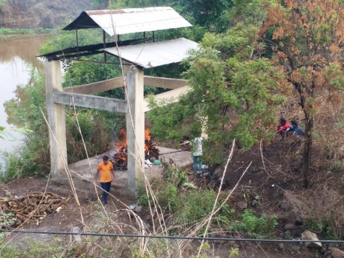 Coronavirus in Satara: Relatives at Corona Cemetery! | कोरोना स्मशानभूमीत नातेवाइकांचा बिनधास्त वावर! Coronavirus in Satara: Relatives at Corona Cemetery! | कोरोना स्मशानभूमीत नातेवाइकांचा बिनधास्त वावर!