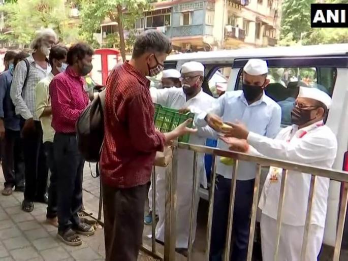Maharashtra Mumbai Dabbawala distributes food outside KEM Hospital in Mumbai | Mumbai Dabbawala: मुंबईच्या डब्बेवाल्यांनी रोजगार बुडूनही माणुसकी जपली; KEM हॉस्पिटलबाहेर केलं जेवणाचं वाटप! Maharashtra Mumbai Dabbawala distributes food outside KEM Hospital in Mumbai | Mumbai Dabbawala: मुंबईच्या डब्बेवाल्यांनी रोजगार बुडूनही माणुसकी जपली; KEM हॉस्पिटलबाहेर केलं जेवणाचं वाटप!