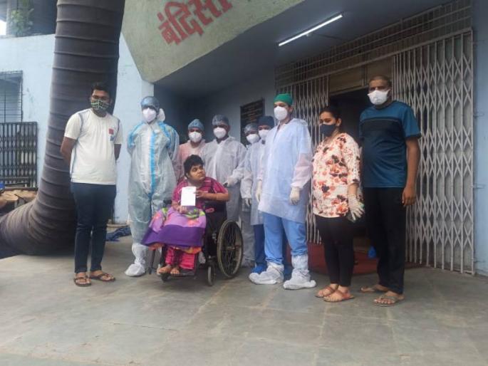 A special young woman from Dombivali overcomes Corona | डोंबिवलीतील विशेष तरुणीची कोरोनावर मात; कोविड रुग्णालयातील स्टाफ झाला भावूक A special young woman from Dombivali overcomes Corona | डोंबिवलीतील विशेष तरुणीची कोरोनावर मात; कोविड रुग्णालयातील स्टाफ झाला भावूक