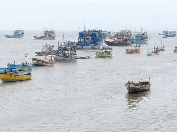 tauktae cyclone thousands of boats began to gather at various beaches in Vasai! | ...आणि वसईतील विविध समुद्रकिनारी हजारो बोटी जमा होण्यास सुरुवात!