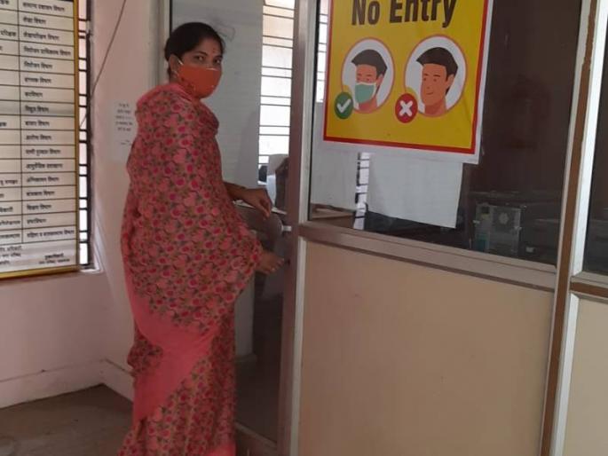 Yavatmal corporator locked the door of the mayor and CEO | कचराकोंडी सुटेना... यवतमाळमध्ये नगरसेविकेनं नगराध्यक्ष व सीओंच्या कक्षाला ठोकले टाळे Yavatmal corporator locked the door of the mayor and CEO | कचराकोंडी सुटेना... यवतमाळमध्ये नगरसेविकेनं नगराध्यक्ष व सीओंच्या कक्षाला ठोकले टाळे