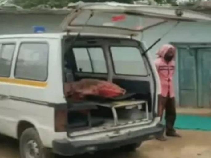 son refused to take the dead body of his mother sisters done funeral in ranchi | दुर्दैवी! कोरोना रिपोर्ट निगेटिव्ह, तरीही आईच्या पार्थिवाला अग्नी देण्यास मुलाचा नकार, बहिणींचा आक्रोश son refused to take the dead body of his mother sisters done funeral in ranchi | दुर्दैवी! कोरोना रिपोर्ट निगेटिव्ह, तरीही आईच्या पार्थिवाला अग्नी देण्यास मुलाचा नकार, बहिणींचा आक्रोश