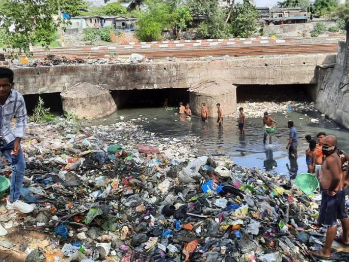 BJP accuses ruling Shiv Sena over sewerage cleaning work in thane | ठाण्यात नालेसफाई नाही ही तर हात की सफाई; भाजपचा सत्ताधारी शिवसेनेवर आरोप BJP accuses ruling Shiv Sena over sewerage cleaning work in thane | ठाण्यात नालेसफाई नाही ही तर हात की सफाई; भाजपचा सत्ताधारी शिवसेनेवर आरोप