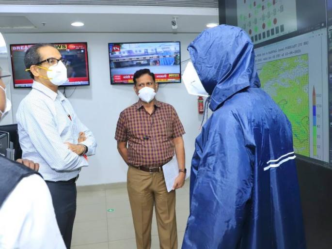 Mumbai Rains Red Alert in Mumbai Chief Minister uddhav Thackeray immediately visited bmc Disaster Management Room | Mumbai Rains: मुंबईत रेड अलर्ट! मुख्यमंत्री ठाकरे तातडीनं आपत्ती व्यवस्थापन कक्षात, घेतला आढावा Mumbai Rains Red Alert in Mumbai Chief Minister uddhav Thackeray immediately visited bmc Disaster Management Room | Mumbai Rains: मुंबईत रेड अलर्ट! मुख्यमंत्री ठाकरे तातडीनं आपत्ती व्यवस्थापन कक्षात, घेतला आढावा