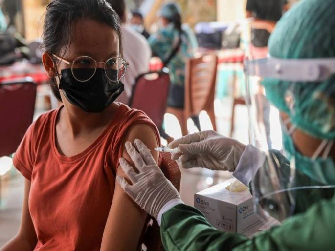 Residents of Mumbai housing society allege vaccination scam suspect they were given fake Covid shots | Coronavirus Vaccine: प्रत्येकाकडून १४०० रुपये घेतले, ४०० जणांना लस टोचून गेले; प्रमाणपत्र पाहून नागरिक चक्रावले Residents of Mumbai housing society allege vaccination scam suspect they were given fake Covid shots | Coronavirus Vaccine: प्रत्येकाकडून १४०० रुपये घेतले, ४०० जणांना लस टोचून गेले; प्रमाणपत्र पाहून नागरिक चक्रावले