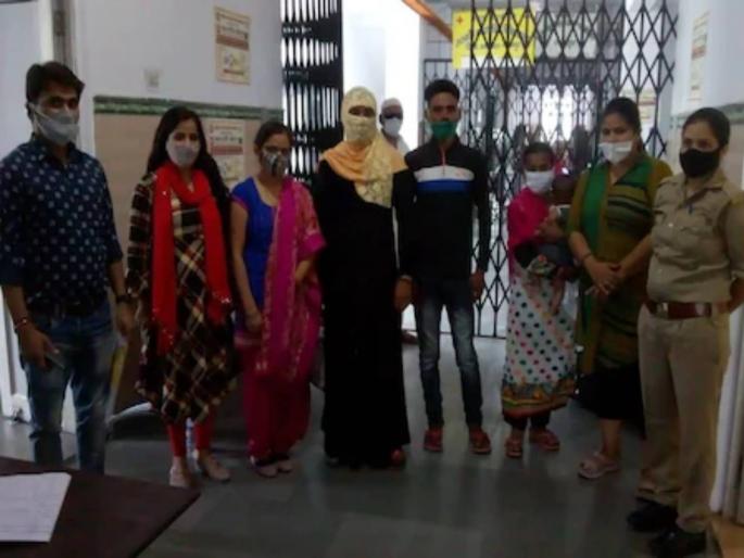 second wife and first wife agreed to live with husband in rampur | तीन दिवस पहिलीसोबत, तीन दिवस दुसरीसोबत; अन् रविवारी...; पोलिसांसमोरच दोघींनी केली दादल्याची वाटणी second wife and first wife agreed to live with husband in rampur | तीन दिवस पहिलीसोबत, तीन दिवस दुसरीसोबत; अन् रविवारी...; पोलिसांसमोरच दोघींनी केली दादल्याची वाटणी