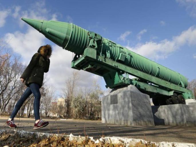 The world in the throes of nuclear weapons | अण्वस्त्र शस्त्रास्त्रांच्या विळख्यात जग The world in the throes of nuclear weapons | अण्वस्त्र शस्त्रास्त्रांच्या विळख्यात जग