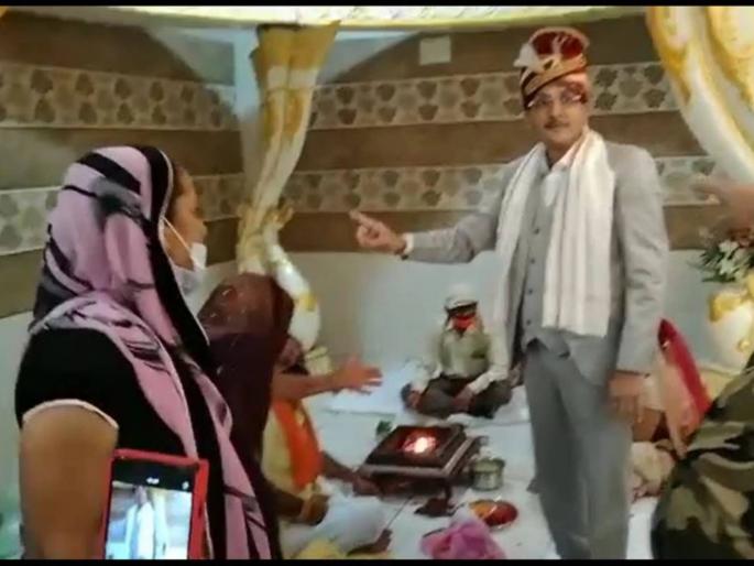 indore father of two children was doing second marriage in indore the first wife thrashed | डॉक्टर ५० व्या वर्षी मुलाच्या शिक्षिकेसोबत गुपचूप करत होते दोनाचे चार; पहिली बायको घेऊन आली 'वरात'; अन् मग... indore father of two children was doing second marriage in indore the first wife thrashed | डॉक्टर ५० व्या वर्षी मुलाच्या शिक्षिकेसोबत गुपचूप करत होते दोनाचे चार; पहिली बायको घेऊन आली 'वरात'; अन् मग...