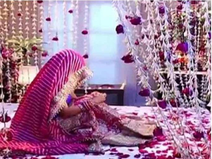 in uttar pradesh groom found his newly married bride is transgender on first night | लग्नाच्या पहिल्या रात्रीच पत्नीचं बिंग फुटलं; पतीनं कुटुंबासह थेट पोलीस स्टेशन गाठलं in uttar pradesh groom found his newly married bride is transgender on first night | लग्नाच्या पहिल्या रात्रीच पत्नीचं बिंग फुटलं; पतीनं कुटुंबासह थेट पोलीस स्टेशन गाठलं